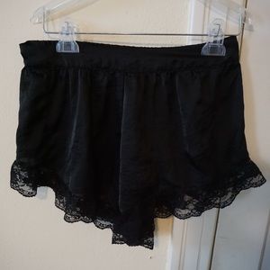 🦇 Lace trim high waisted shorts🦇